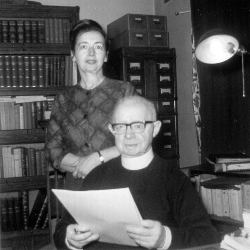 Juliette Lalonde-Rémillard et Lionel Groulx en 1964, dans le bureau outremontais du chanoine historien.