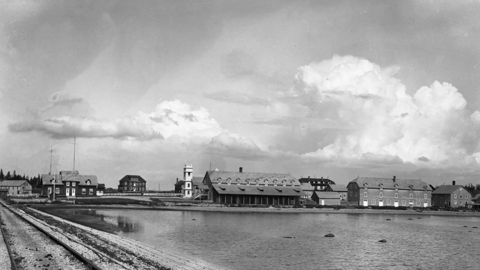 Port Menier, à l'île d'Anticosti, vers 1920. Photo : Joseph-Emile Chabot, BAnQ Sept-Îles, domaine public.