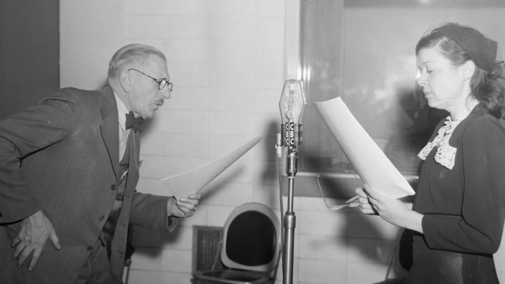 Les comédiens du radioroman Un homme et son péché en 1945. Source : BAnQ, photo&nbsp;: Conrad Poirier. 