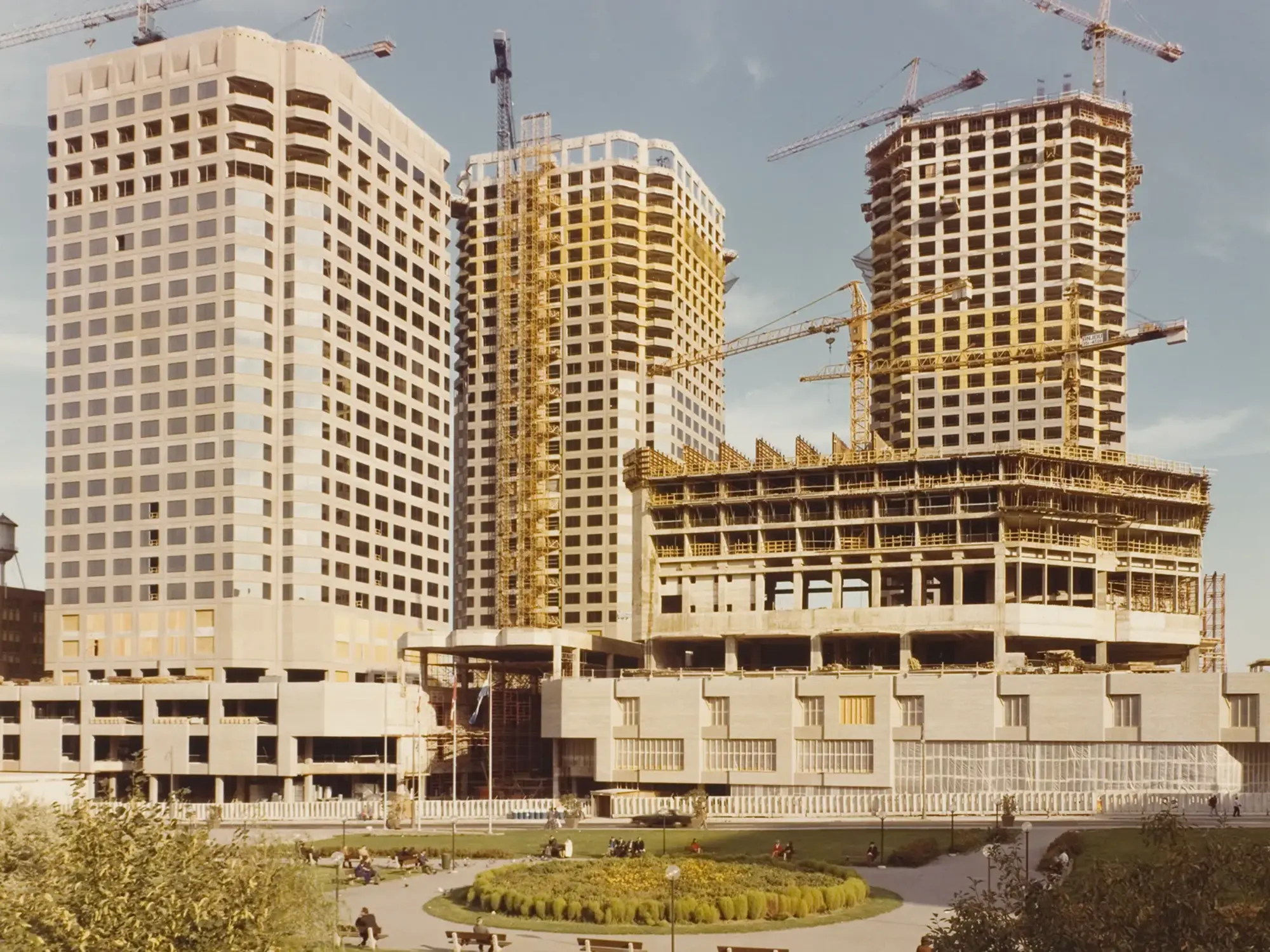 Le Complexe Desjardins en construction (1975). Source : Fonds Jean Ouellet, Centre Canadien d’Architecture