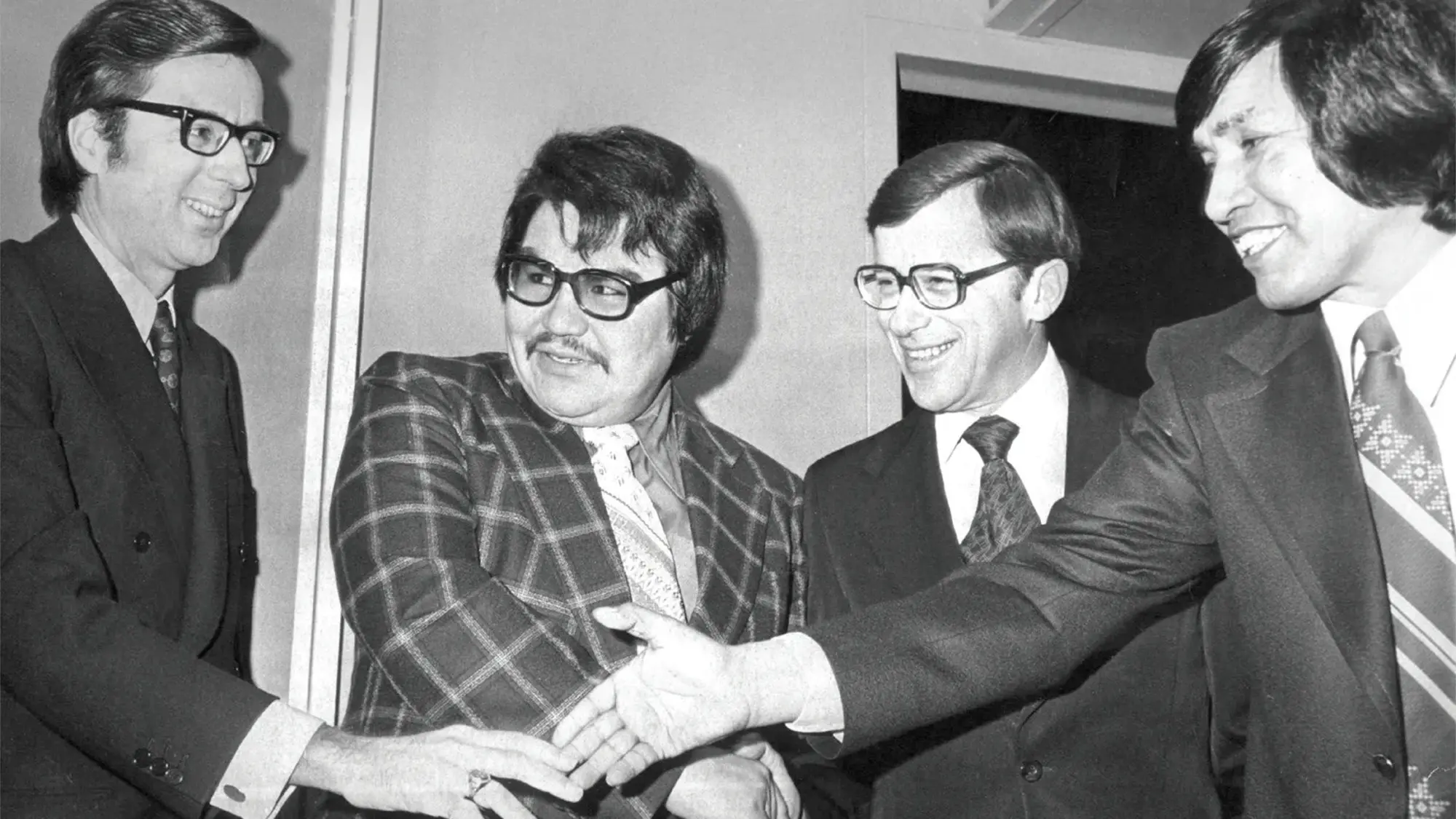 Robert Bourassa, Billy Diamond, Gérard D. Lévesque et Robert Kanatewat, 1975. Source : La Presse Canadienne