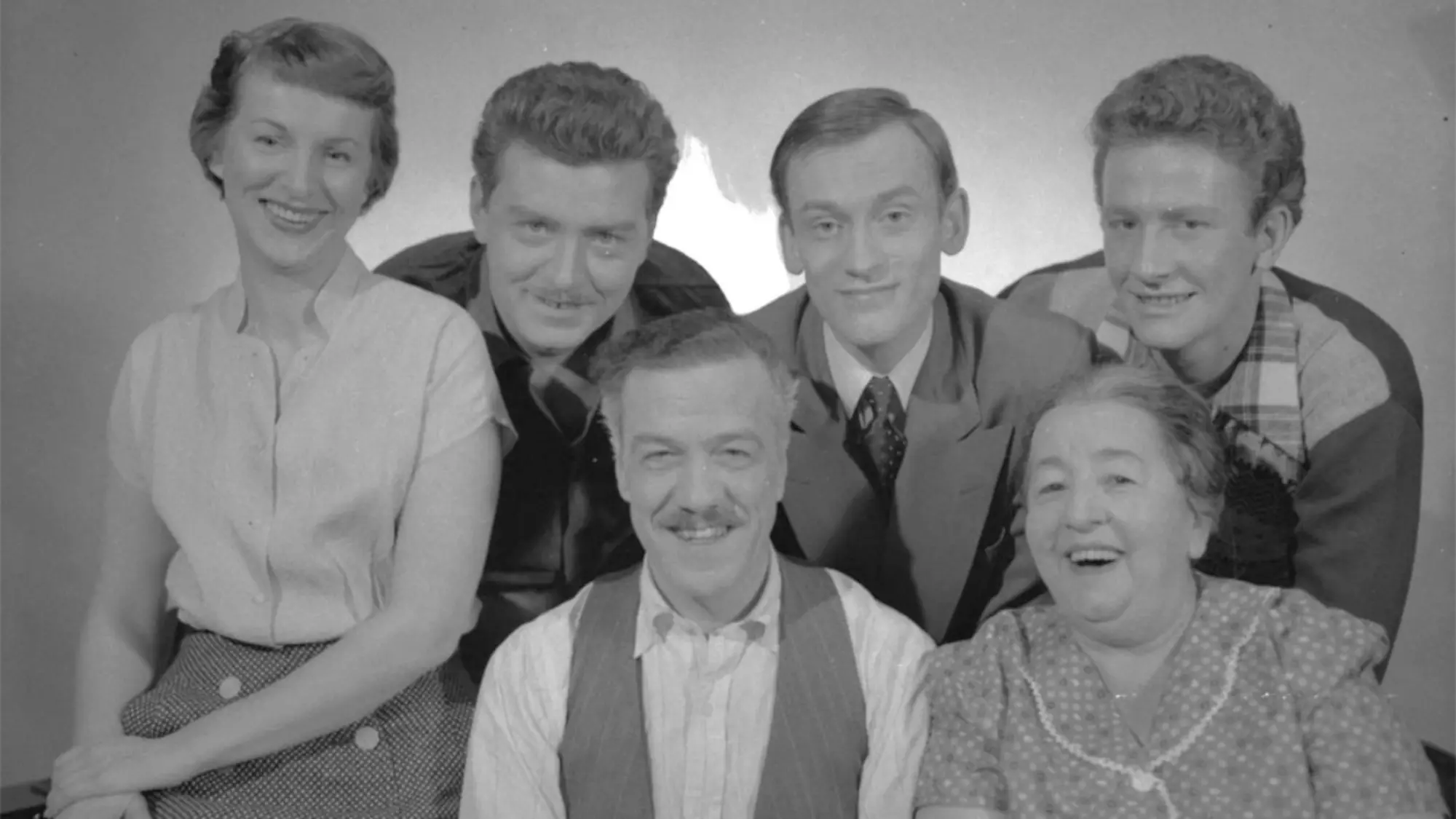 Denise Pelletier (à gauche) incarne Cécile dans La Famille Plouffe. Photo&nbsp;: Studio Jac-Guy, 1953, Bibliothèque et archives Canada.