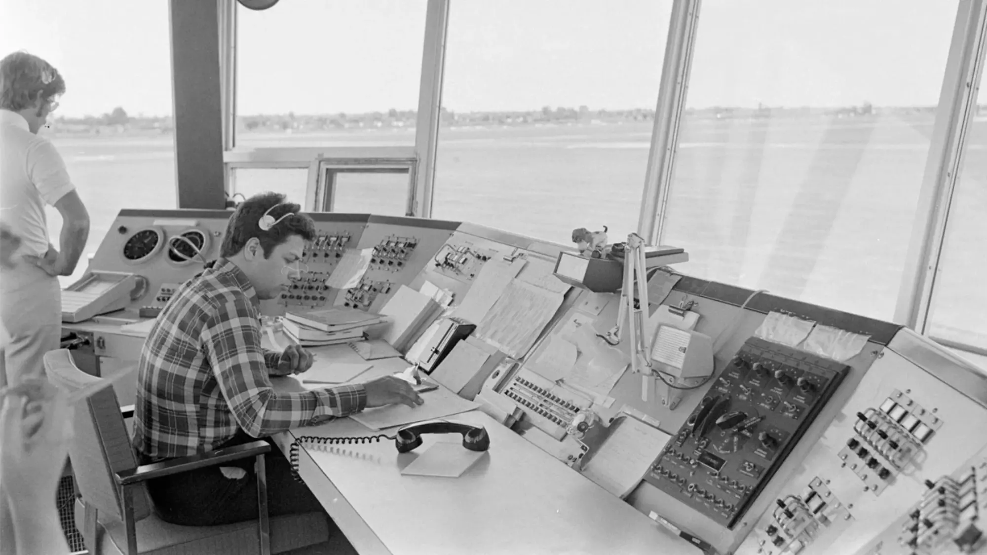 La tour de contrôle de l’aéroport de Saint-Hubert en 1976. Photo&nbsp;: Jean Goupil, Fonds La Presse, BAnQ.