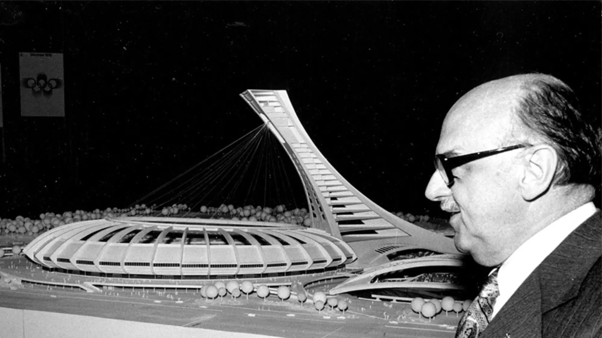 Jean Drapeau devant la maquette du Stade olympique en 1973. Source : Archives de la Ville de Montréal.