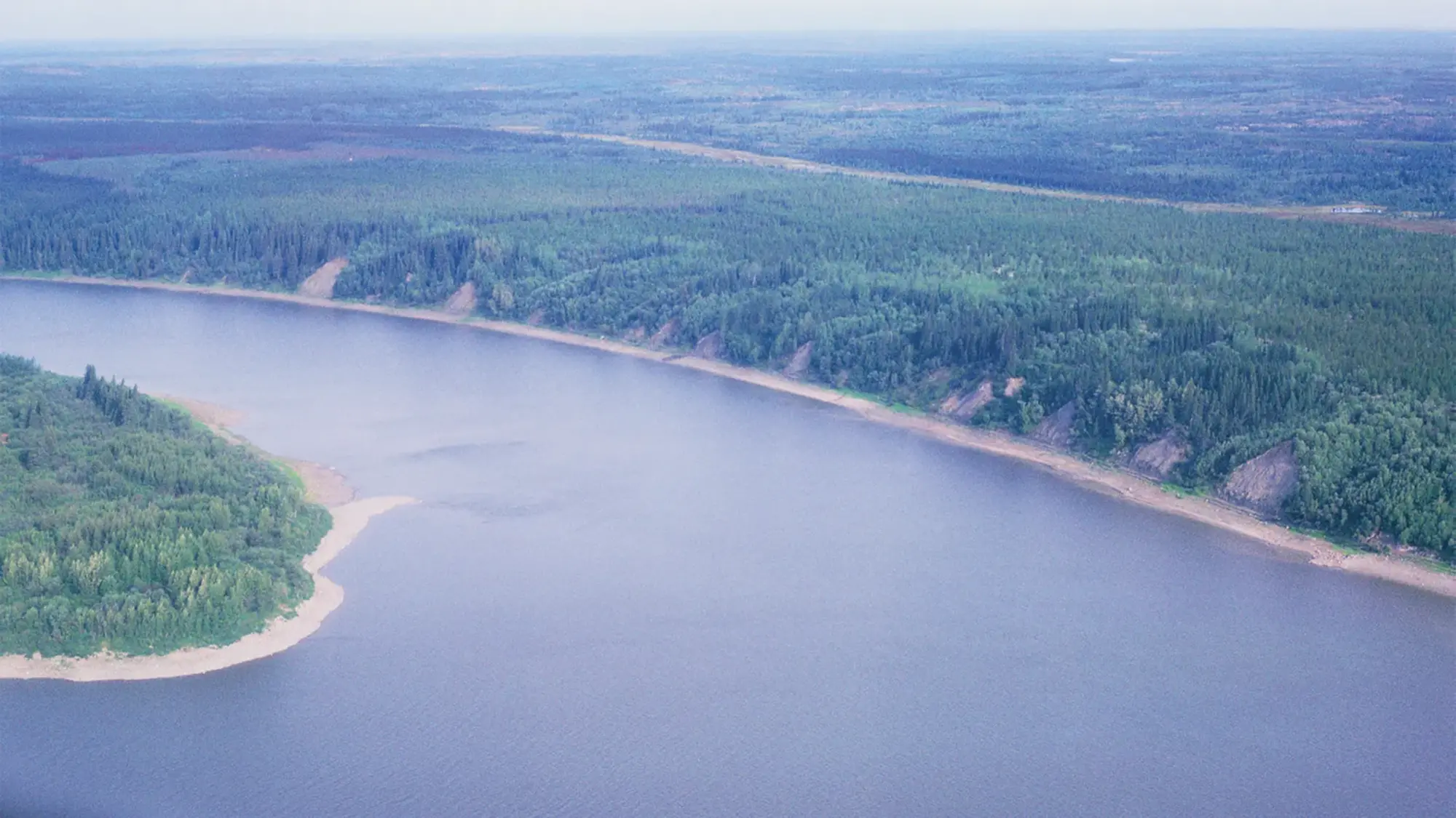 La Grande Rivière, en amont du futur barrage La Grande-1, 1974. Photo : C. Laverdière. Collection Paysages du Nouveau-Québec © Direction des bibliothèques, UdeM.