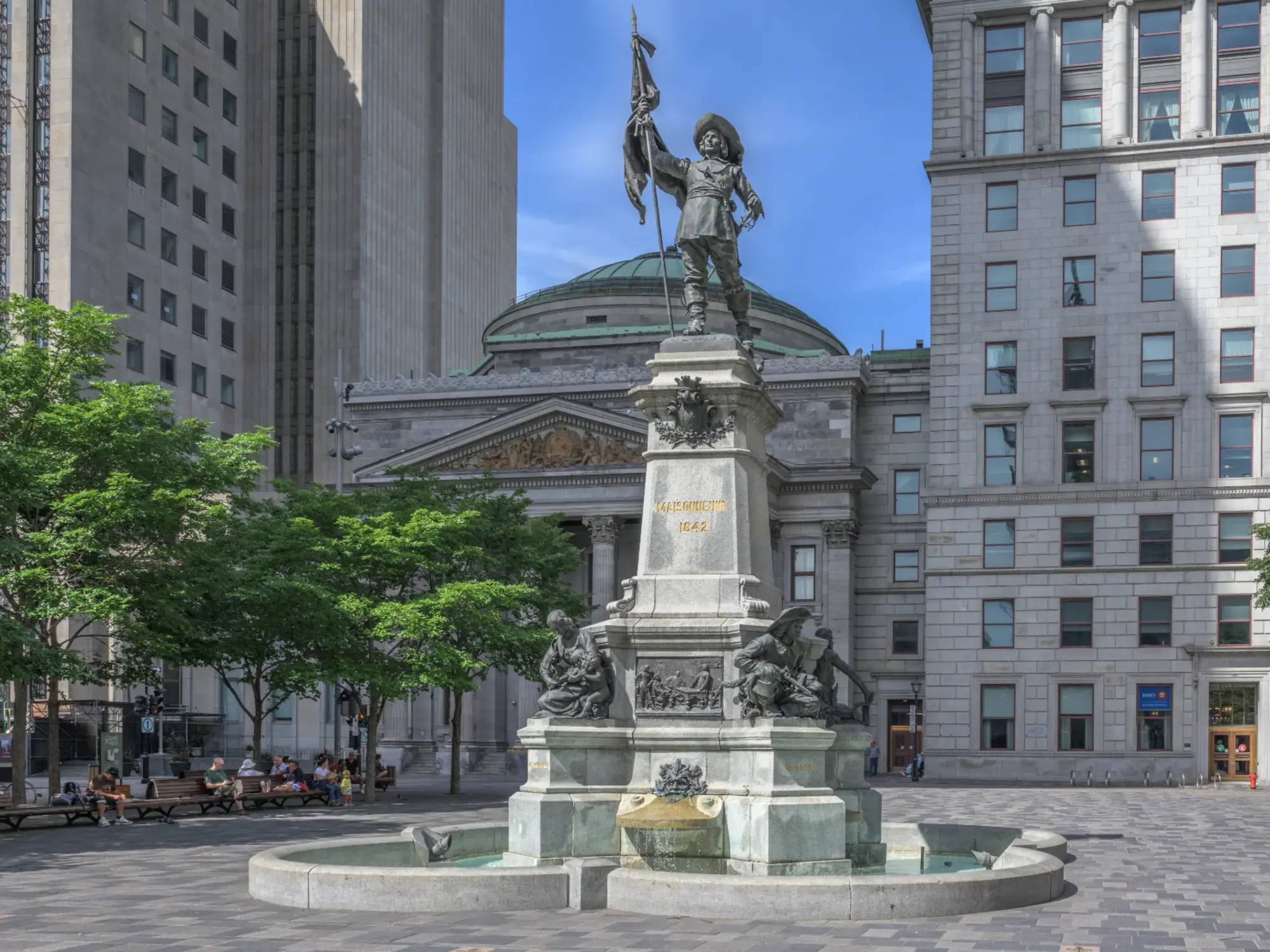 Le monument à Maisonneuve, Place d’Armes,  Montréal, réalisé par Louis-Philippe Hébert en 1895. Photo : Wilfredo Rafael Rodriguez Hernandez, 2022, domaine public.