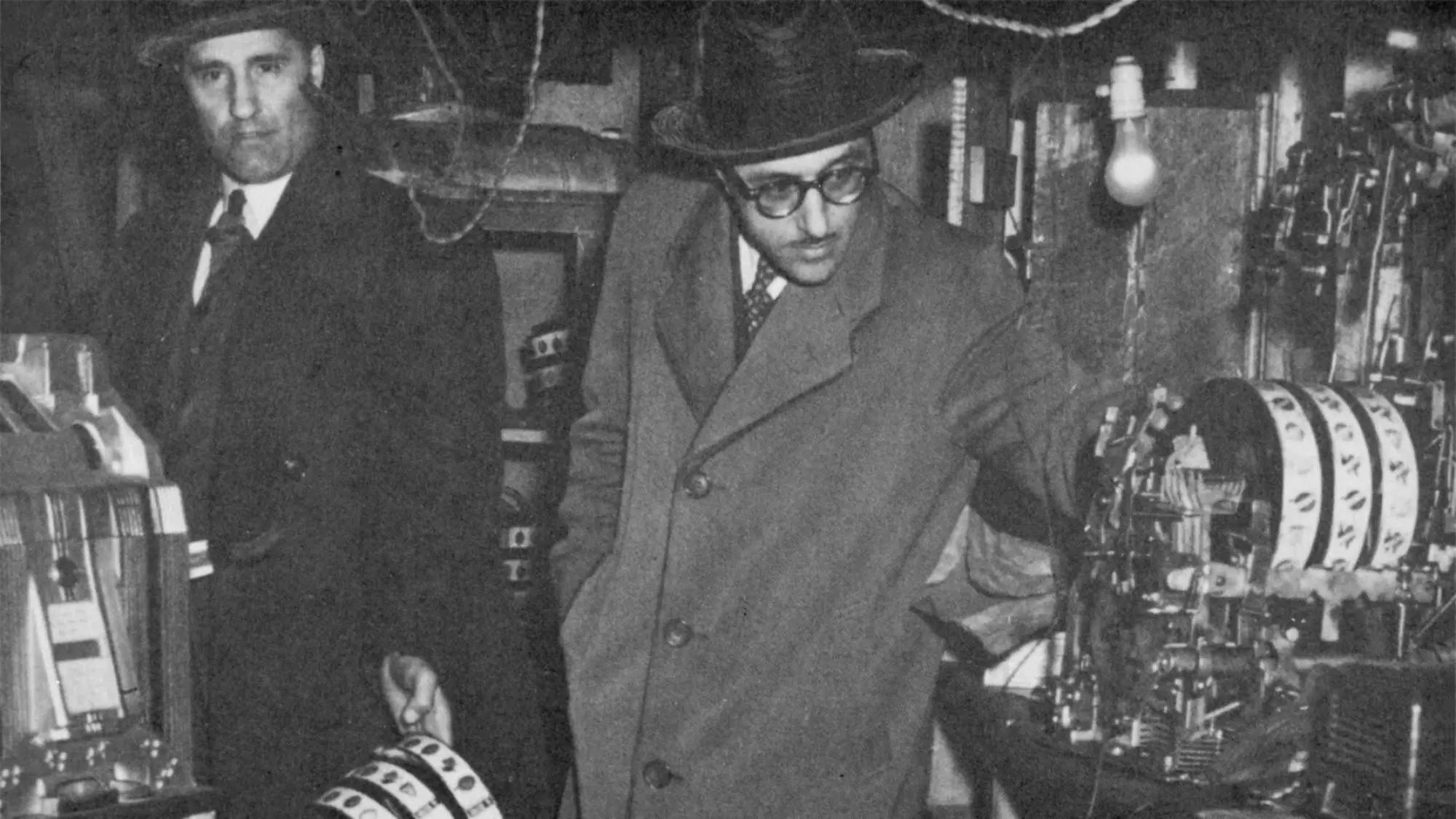 Le sergent Coursol (à gauche) et Pacifique Plante (à droite) lors d’une saisie de machines à sous illégales en 1947. Source&nbsp;: Fonds La Presse, BAnQ.