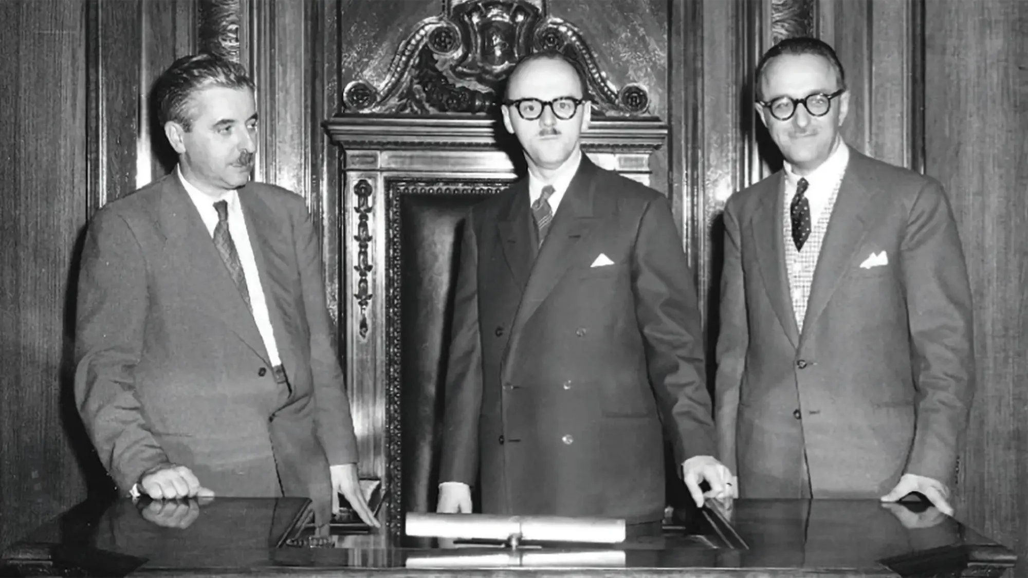 25 octobre 1954. De gauche à droite&nbsp;: Pierre DesMarais, président du Comité exécutif; Jean Drapeau, maire de Montréal nouvellement élu; et Pacifique Plante, chef de l’escouade de la moralité. Source&nbsp;: Archives de la Ville de Montréal.