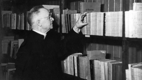 Lionel Groulx dans sa bibliothèque