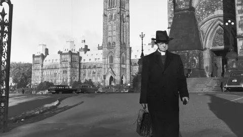 Le chanoine Lionel Groulx sur la Colline parlementaire d'Ottawa.