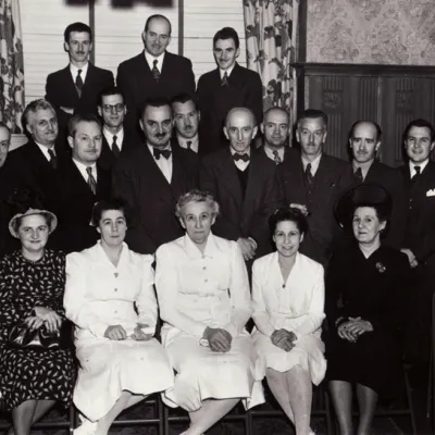 Le conseil d’administration (assis) et le bureau médical (debout) du sanatorium Prévost en 1948. BAnQ, fonds Charlotte Tassé.
