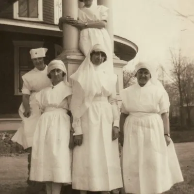 Charlotte Tassé (au centre) entourée de l’équipe infirmière du sanatorium Prévost, au début des années 1920. BAnQ, fonds Charlotte Tassé.