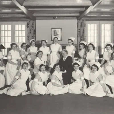 Charlotte Tassé au milieu du premier groupe de gardes-malades auxiliaires, le 28 janvier 1951. BAnQ, fonds Charlotte Tassé.