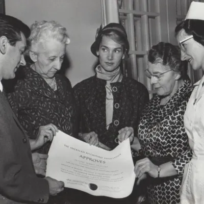 Réception organisée à l’occasion de l’accréditation de l’Institut Albert-Prévost par l’American Psychiatric Association en 1961. BAnQ, fonds Charlotte Tassé.