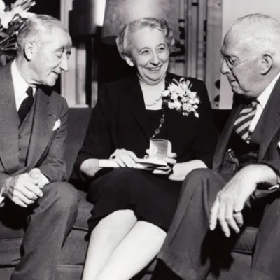 Charlotte Tassé recevant le prix annuel pour le Québec de l’Association d’hygiène mentale du Canada, 1955. BAnQ, fonds Charlotte Tassé.
