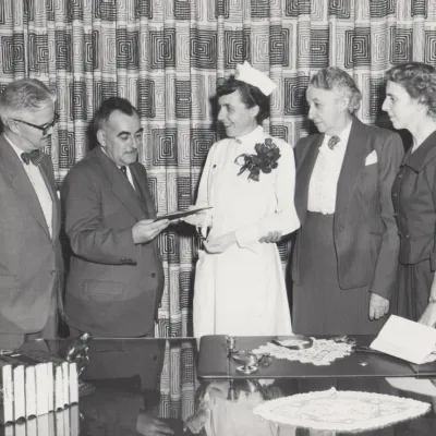 Remise à Rachel Gagnon du premier diplôme d’infirmière psychiatrique des mains du doyen de la Faculté de médecine de l’Université de Montréal, 1954. BAnQ, fonds Charlotte Tassé.
