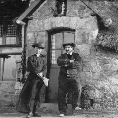 Lionel Groulx en compagnie de Théodore Botrel, à Port-Blanc (Bretagne) à l'été 1908.
