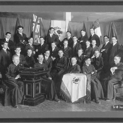 Lionel Groulx en compagnie de confrères et d'étudiants du Séminaire de Valleyfield, le 18 juin 1915.