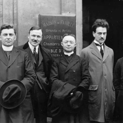 Lionel Groulx (au centre), en compagnie de membres du Comité de Propagande canadienne-française, à Paris, vers 1921.