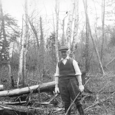Lionel Groulx travaillant sur son terrain, à Saint-Donat, à la fin de  mai 1926.