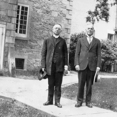 Lionel Groulx en compagnie de Joseph Bélanger, à Saint-Boniface, en juin 1928.