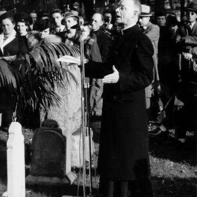 Lionel Groulx prononçant une allocution lors d'une cérémonie soulignant le dixième anniversaire de la mort de Jeanne Lajoie, au cimetière Notre-Dame des Neiges, en 1940.