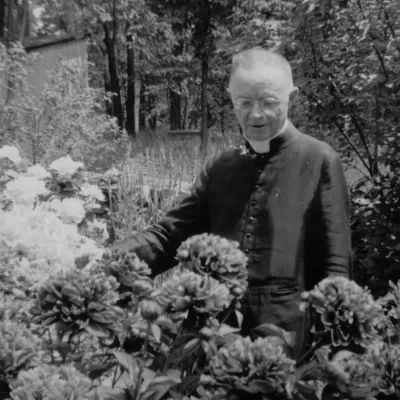 Lionel Groulx dans le jardin de sa résidence, à Vaudreuil, en juin 1943.
