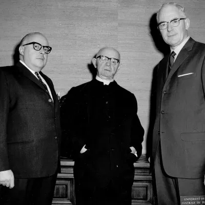 Lionel Groulx en compagnie de Michel Brunet et Roger Landry, à l'occasion du 50e anniversaire du premier cours d'histoire du Canada à l'Université de Montréal.
