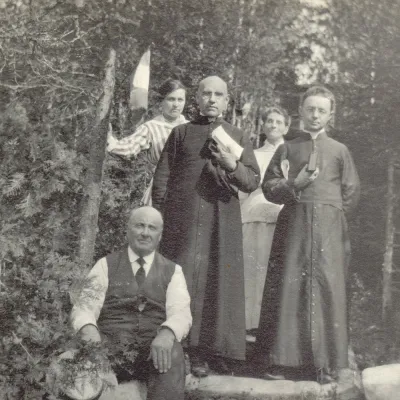 Lionel Groulx en compagnie d'amis, à son chalet de Saint-Donat.