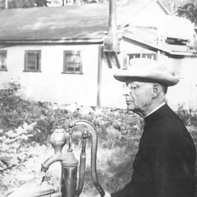 Lionel Groulx actionnant une pompe à eau à sa résidence de Vaudreuil.