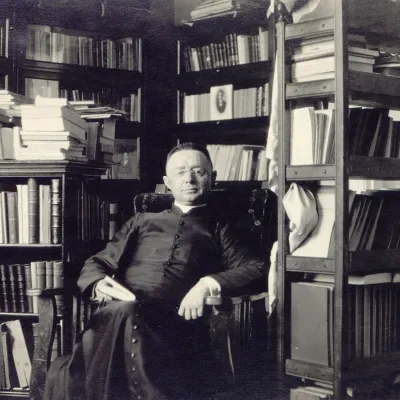Lionel Groulx dans sa chambre, au presbytère de la paroisse Saint-Enfant-Jésus du Mile-End, vers 1920.