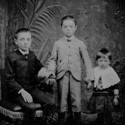 Lionel Groulx (au centre), en compagnie d'Albert Groulx et de Marie-Jeanne Ranger, à l'occasion de sa première communion, vers 1883.