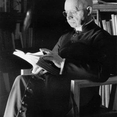 Lionel Groulx lisant dans son bureau à sa résidence d'Outremont, vers 1960.