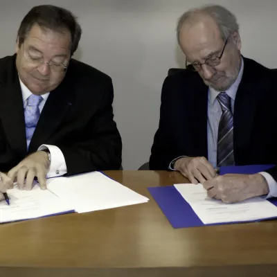 Guy Berthiaume (BAnQ) et Philippe Bernard (FLG), lors de la signature de la cession des fonds d’archives, le 12 août 2009.