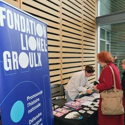 Bataille des Gens de l’air : kiosque d’accueil de la Fondation Lionel-Groulx à la Grande Bibliothèque. Photo : Vivien Gaumand.