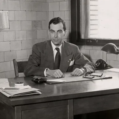 Guy Frégault, historien et professeur, à son bureau au département d’histoire de l’Université de Montréal, vers 1945.