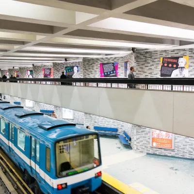 Aperçu général de l'exposition «Le métro, véhicule de notre histoire» à la station Place-des-Arts.