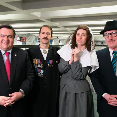 Le maire de montréal Denis Coderre en compagnie de comédiens en tenue historique.