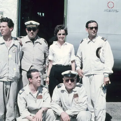 Arrivée de Lucille Teasdale en Ouganda en 1961 à bord d'un avion militaire italien