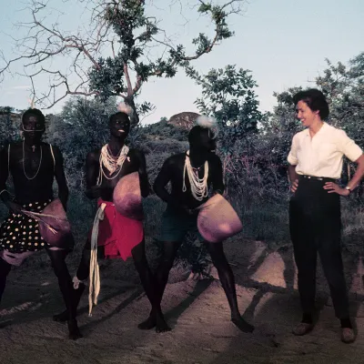 Des joueurs de tambour acholis accueillent Lucille Teasdale à son arrivée à Gulu, en Ouganda, en mai 1961 