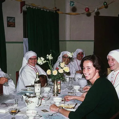 Lucille Teasdale en 1964 lors d'une fête avec les soeurs comboniennes