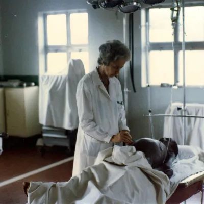 Lucille Teasdale examinant un patient vers la fin des années 1980