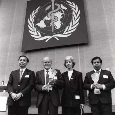 Piero Corti et Lucille Teasdale, récipiendaires du prix Sasakawa de l’OMS en 1986