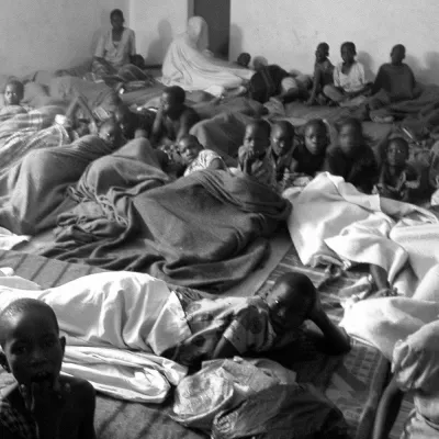 De 1994 à 2006, plusieurs milliers de femmes, enfants et personnes âgées viennent se réfugier chaque nuit dans les couloirs de l’hôpital St. Mary’s Lacor par crainte des rebelles
