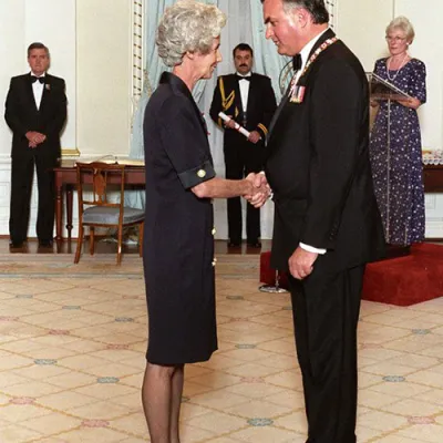 Lucille Teasdale se voit décerner l’insigne de membre de l’Ordre du Canada par le gouverneur général Ramon John Hnatyshyn, le 17 avril 1991, à Rideau Hall