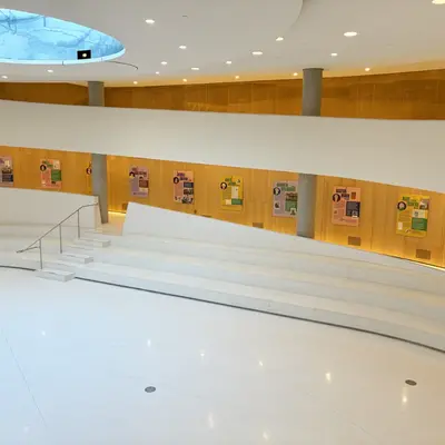 L’exposition a été présentée au pavillon d’accueil de l’Assemblée nationale du Québec du 9 février au 21 mars 2026.