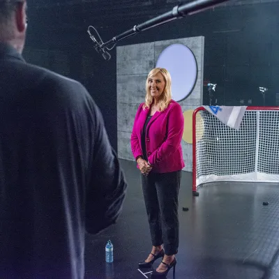Chantal Machabée sur le plateau de tournage de la série Nos géants, saison 3