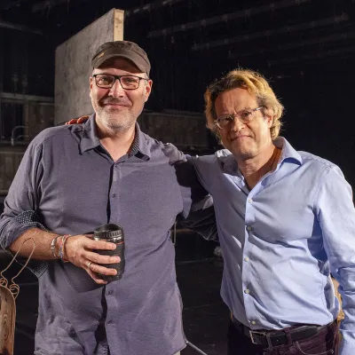 Simon-Edouard Pilon et Alexis Martin sur le plateau de tournage de la série Nos géants, saison 3
