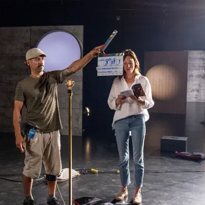 Evelyne de la Chenelière et un technicien sur le plateau de tournage de la série Nos géants, saison 3