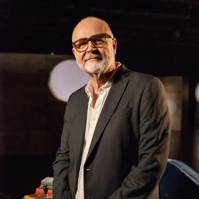 Jacques Beauchamp sur le plateau de tournage de la série Nos géants, saison 3